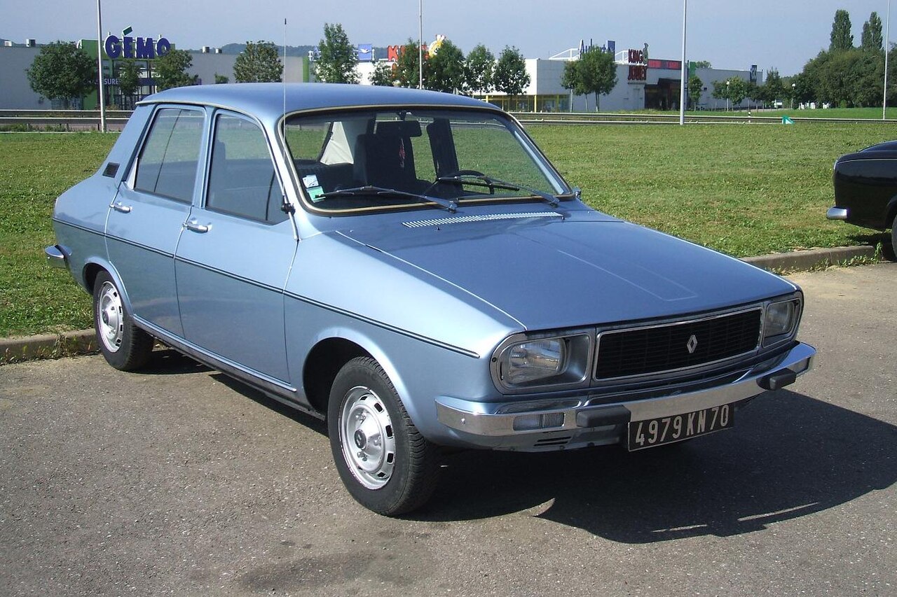 A light-blue Renault 12 sedan on French plates, three-quarter front view
